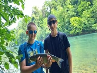 Bild von zwei Jungfischer mit einem Fisch