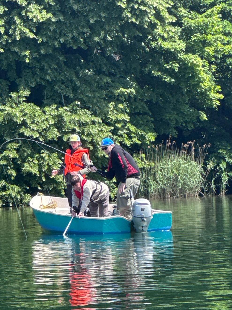 Jungfischer beim Fischen