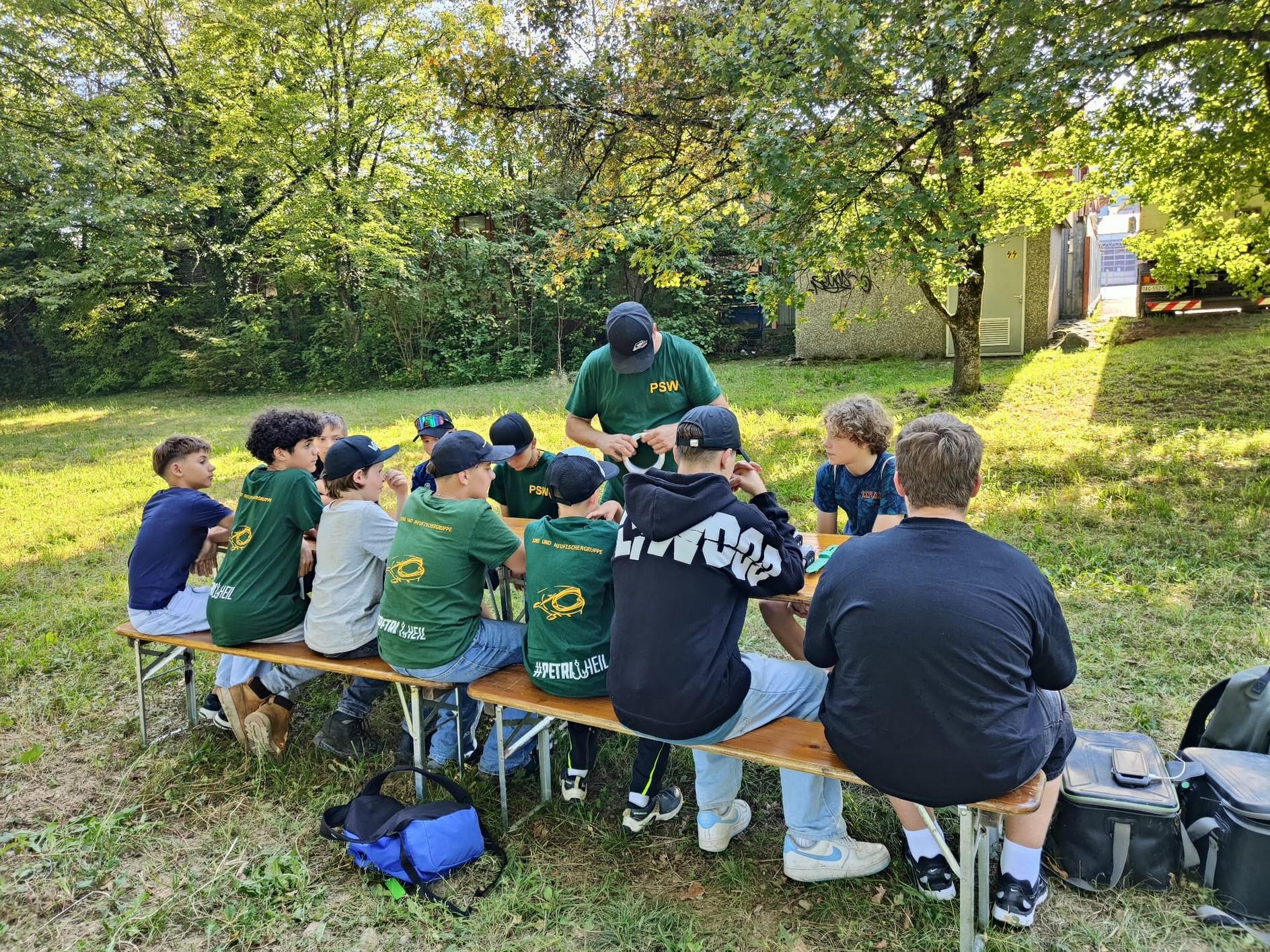 Jungfischer, die sich fürs Fischen vorbereiten